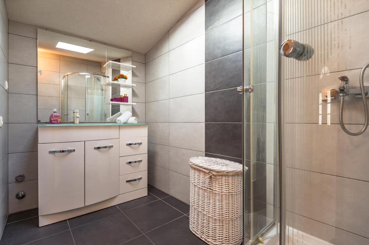 Modern Apartment Оміш Екстер'єр фото